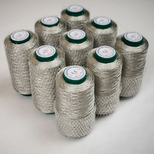 Häkelgarn, italienische Viskose. 900 gramm Kit. Farbe 619123, Grau. 100 Gramm Zapfen. Hergestellt in Italien, weiches Häkelgarn. 100% Viskose.