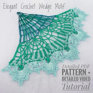 以下が含まれることがあります： 手作りのかぎ針編みのウェッジモチーフ。緑とターコイズの色合い。繊細なレース模様は、複雑なディテールを持つ扇形のデザインです。「Elegant Crochet Wedge Motif」と「Detailed PDF PATTERN + DETAILED VIDEO Tutorial」の文字が見えます。