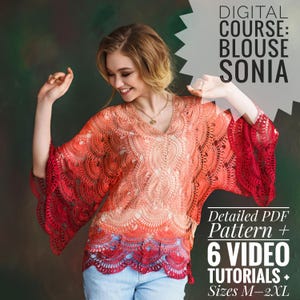 Op de afbeelding: Een rustiek houten bord met de handgeschreven tekst "Welcome". Het bord is wit geschilderd met een verweerde afwerking en heeft een decoratief bloemelement. De achtergrond is een vage afbeelding van een houten oppervlak.