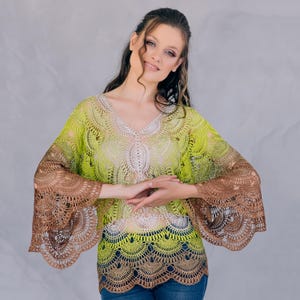Puede incluir: Un top de crochet hecho a mano, de tejido abierto, con cuello en V y mangas acampanadas. El top presenta un degradado de colores, que va del verde lima al marrón, con un centro color crema. El patrón de crochet crea un diseño aireado y de encaje.