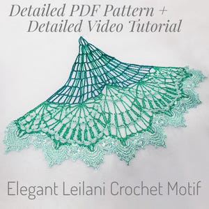 Op de afbeelding: Een handgemaakte gehaakte sjaal in groen- en tinten, met een delicaat, kantachtig patroon. De sjaal heeft een geschulpte rand en wordt op een witte achtergrond getoond. De tekst op de afbeelding luidt "Detailed PDF Pattern + Detailed Video Tutorial" en "Elegant Leilani Crochet Motif."