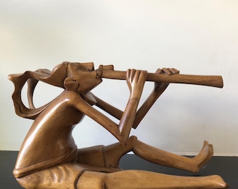 Indonesisch vintage houtsnijwerk uit het midden van de eeuw verzamelbaar houtsnijwerk, met de hand gesneden fluitist Indonesië beeldje houten standbeeld fluitbeeldje