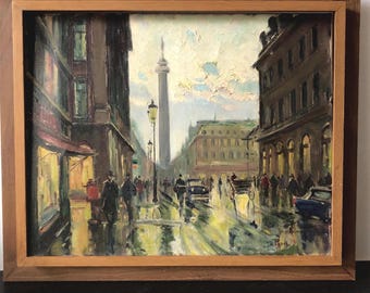 Könnte beinhalten: Ein Ölgemälde in einem Holzrahmen, das eine städtische Straßenszene mit hohen Gebäuden, einer zentralen Denkmalsäule und Figuren auf einer nassen, reflektierenden Straße zeigt, ergänzt durch Oldtimer, Straßenlaternen und warmes Licht.