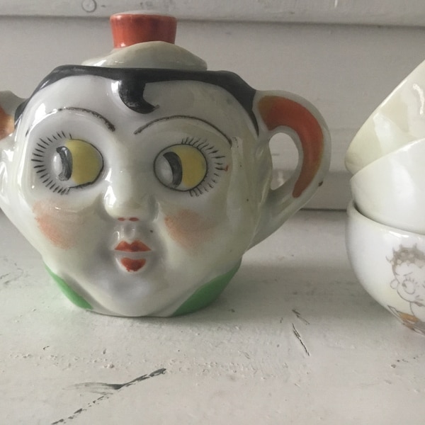 Betty Boop verzamelbare miniatuur theepot en drie handgeschilderde porseleinen theekopjes. Thee miniatuurservies kinderserviespop porselein