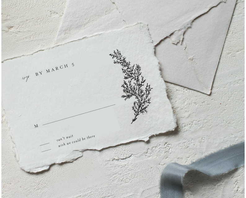 以下が含まれることがあります： 「By March 5」と「can't wait wish we could be there」という黒い文字が書かれた白いRSVPカード。カードには署名用の黒い線と、小さな黒い緑の葉のイラストが描かれている。