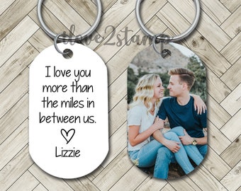 Te amo más que las millas entre nosotros llavero, regalo de larga distancia para novio, regalo de larga distancia para novia personalizado