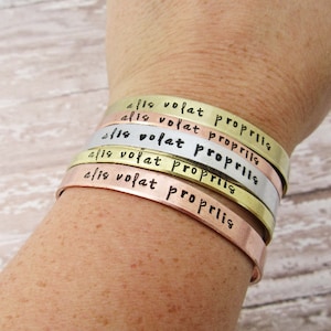 Alis Volat Propriis Armband, lateinisches Zitat Schmuck, sie fliegt mit ihren eigenen Flügeln, beste Freundin Geschenk, Abschlussgeschenk für sie, Stärke Schmuck