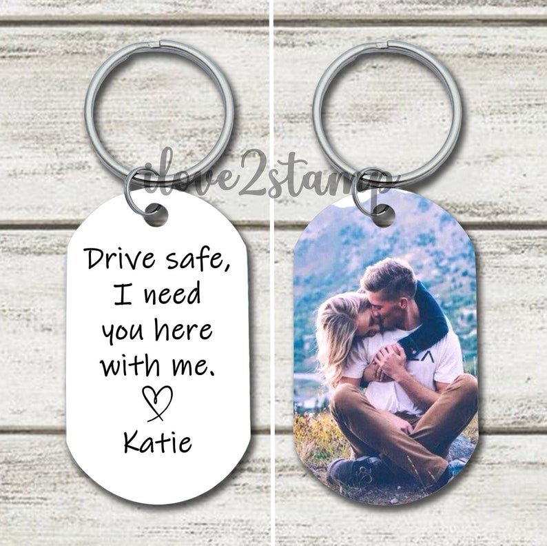 Porte-clés personnalisé Drive Safe, J'ai besoin de vous ici avec moi, cadeau de 16e anniversaire pour petit ami, cadeau d'anniversaire pour elle, porte-clé photo personnalisé image 1