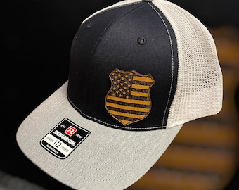 Cappello distintivo della polizia in pelle