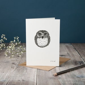 O wie Eule! typografische Eulen Karte, monochrome schwarz-weiß Karte, Fineliner Illustration
