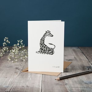 G ist für Giraffe! typografische Karte mit Giraffe, monochrome schwarz-weiße Karte, Stift- und Tintenzeichnung, handgezeichnete Karte