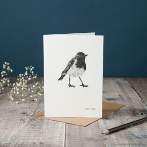 R ist für Rotkehlchen! typografische Rotkehlchenkarte, monochrome schwarz-weiße Karte, Stift und Tinte Illustration