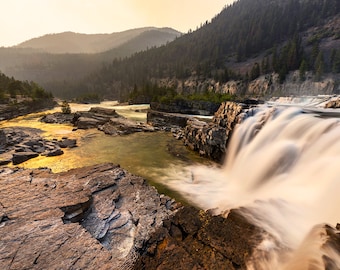 Impresión de Montana, Tarde brumosa en las cataratas Kootenai, Fotografía de cascadas en Montana, Foto de Libby, Montana, Arte mural del río Kootenai, Arte de Troy, Montana