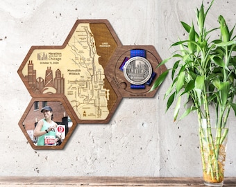 Puede incluir: Un expositor de pared hexagonal de madera con un mapa del maratón de Chicago, una foto de un corredor y una medalla. El expositor incluye el texto Marathon Run Day of Chicago, October 11, 2026, Meredith Wittich y Bank of America Chicago Marathon.