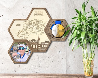 Porta medaglie di Berlino con mappa del percorso personalizzabile per chi completa la maratona - Set modulare multicolore di porta medaglie sportive