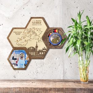 Soporte para medallas de Berlín con mapa de ruta personalizable para participantes que finalizan la maratón - Juego multicolor de soportes modulares para medallas deportivas