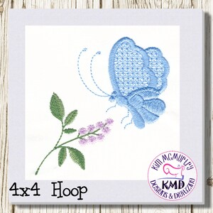 以下が含まれることがあります： 青い蝶と緑の茎と紫の花の刺繍デザイン。デザインは4x4のフープ用です。デザインはKim McMurfey Designs & Digitizingによるものです。