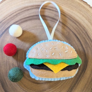 Decoração de árvore de Natal em feltro com cheeseburger e hambúrguer