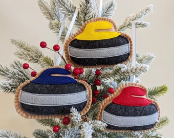 Ornement d’arbre en tissu feutré Canadian Curling Rock ROUGE/BLEU/JAUNE - Ensemble de 3 ornements