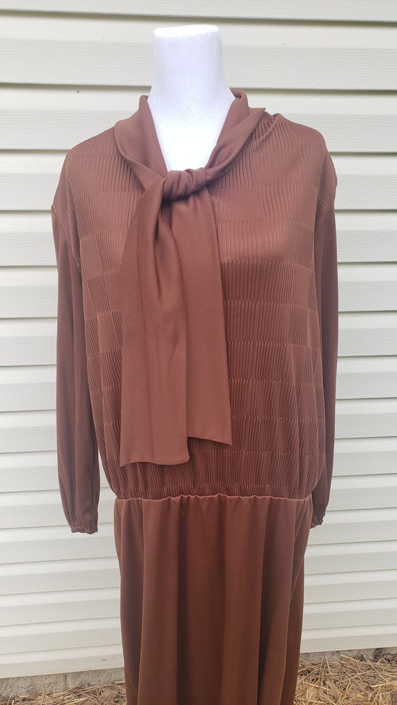 Brown 1970s dress.Attached tie front. Drop waist.