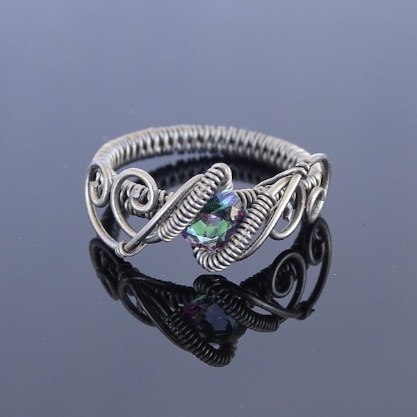 Anello avvolto in filo di titanio. Anello in titanio, anello di pietre preziose, anello intrecciato a filo, gioielli in titanio, gioielli avvolti in filo, anello elfico, anello unico