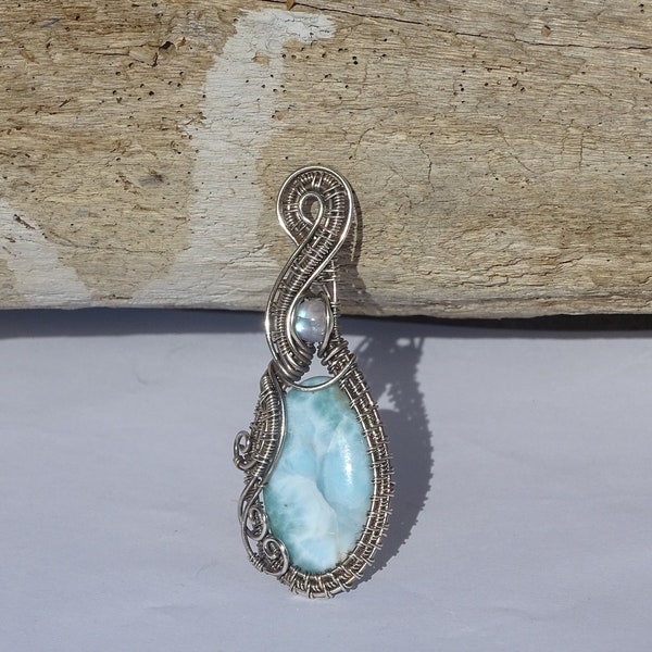 Pendentif en fil d’argent sterling Larimar et Moonstone. Pendentif Larimar, pendentif enveloppé de fil, collier larimar, bijoux enveloppés de fil, bijoux