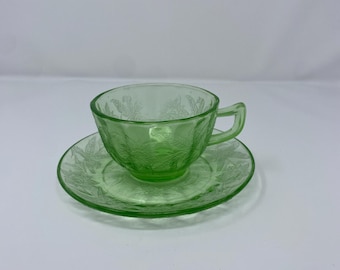 Taza y platillo Jeannette de vidrio de uranio con diseño floral (Poinsettia)