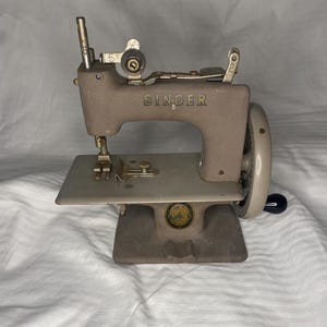 Singer Sewhandy Model 20 Child&#39;s Sewing Machine