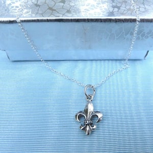 Collar Fleur de Lis de plata, colgante Fleur de Lis de plata, pequeña flor de lis, colgante de plata de ley, cadena de plata de 16", regalo para ella