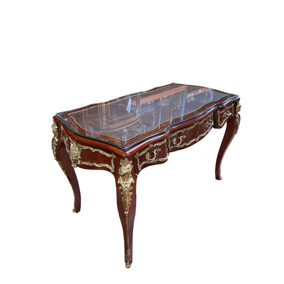 French 18th century Louis XV style sans-traverse veneer inlaid leather top palatial Bureau Desk