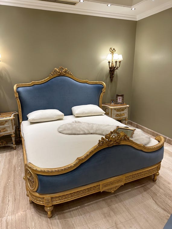 Venetian gilt wood Bed