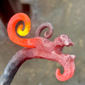 Pogrzebacz ognisty Dragon / Kuty ręcznie / Narzędzie kowalskie do paleniska