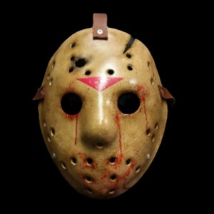 Maschera da hockey con foro di proiettile VI - Accessorio personalizzato - Realizzato su misura - Memorabilia horror per cosplay - Maschera horror di Halloween (V1).