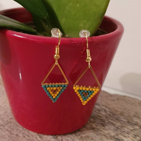 Boucles d'oreilles triangles - tissage Miyuki - jaunes et vertes