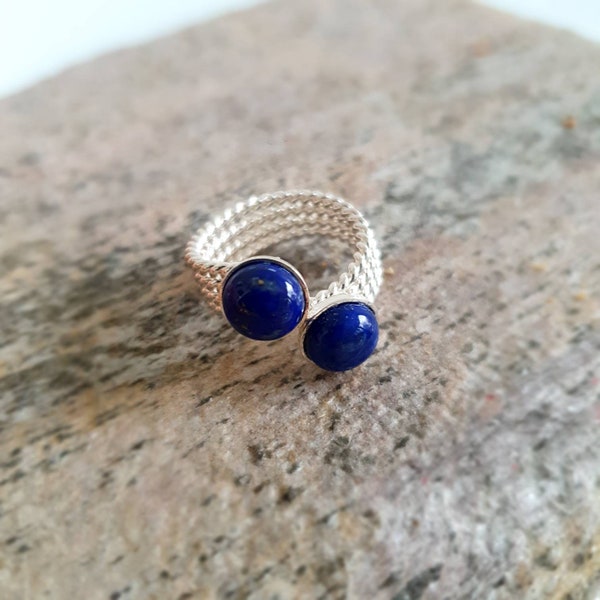 Bague argentée avec 2 cabochons bleus en lamis lazuli