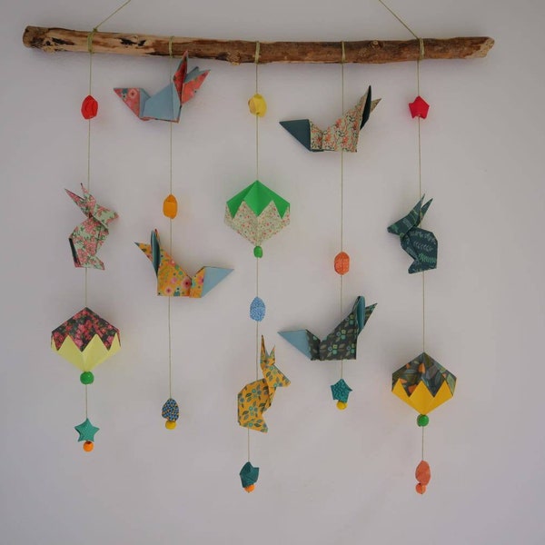 Mobile origami avec support en bois flotté