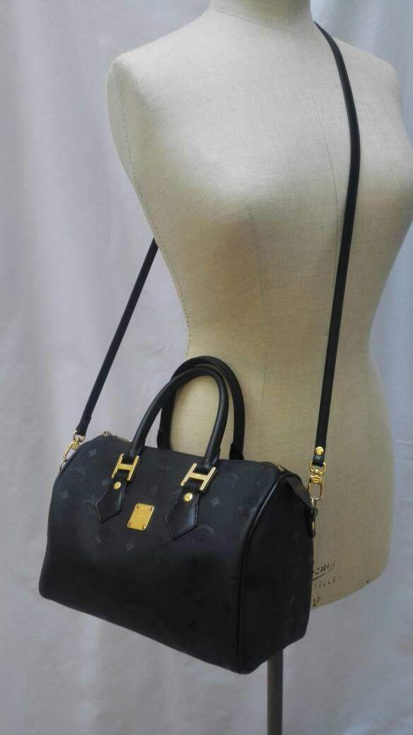 ICONS!!! #LouisVuitton monogrammed Speedy #handbag and #ChristianLouboutin  black #pumps