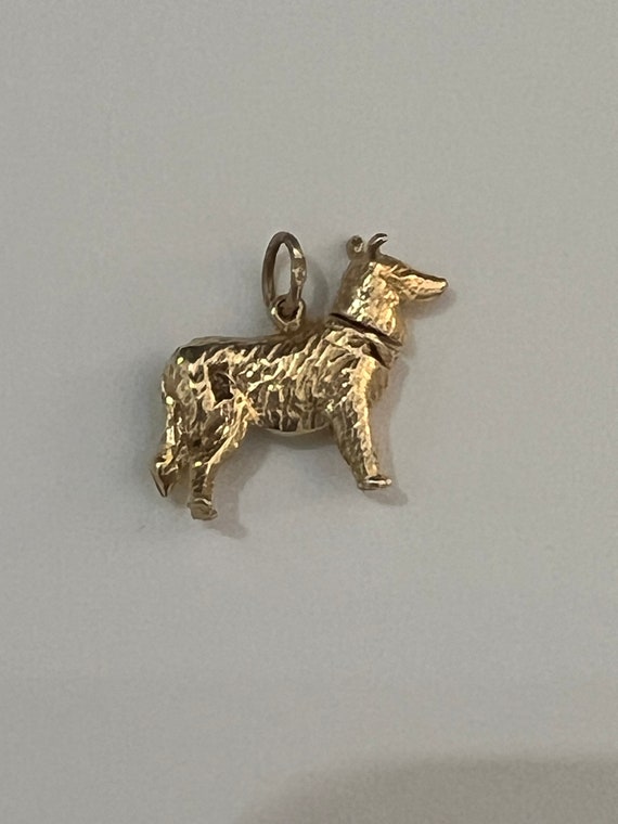 Dog charm 14kt yellow gold