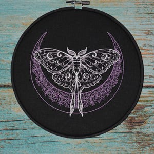 Mehndi, croissant de lune, cerceau brodé, papillon de nuit, décoration murale artistique de 20 cm (20 po.)