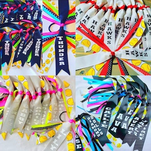 Softball Luftschlangen, Turnierschleifen, Softball Haarbänder, Softball Haarbänder, Pony-O, Spirit Ribbons, Softball Schleifen