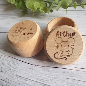 Op de afbeelding: Twee houten dozen met gegraveerde ontwerpen. Een doos heeft een meisje met een ster en de naam "Valentina" gegraveerd. De andere doos heeft een muis en de naam "Arthur" gegraveerd.