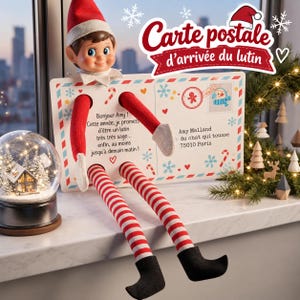 Peut inclure: Une poupée lutin de Noël avec un bonnet rouge et des jambes rayées est assise derrière une carte postale blanche portant le texte 'Carte postale d'arrivée du lutin' et un message adressé à Amy Malland, ornée de flocons, sucres d'orge et cœurs.