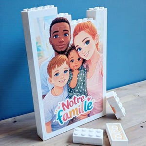 Può includere: Un puzzle a blocchi bianchi con un ritratto di famiglia e la scritta "Notre famille". L'illustrazione raffigura una famiglia di quattro persone con diverse tonalità di pelle. Diversi blocchi di puzzle bianchi sono sparsi.