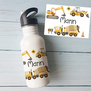Könnte beinhalten: Weiße Wasserflasche mit schwarzem Deckel und Strohhalm. Die Flasche ist mit gelben Baumaschinen und dem Namen "Marin" in Schwarz verziert. Eine passende Karte mit Baumaschinen und dem Namen "Marin" befindet sich im Hintergrund.
