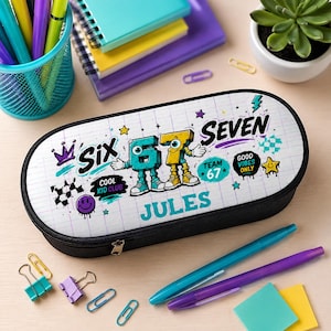 Op de afbeelding: Een zwarte etui met een witte bovenkant met de woorden "SIX SEVEN" en de naam "JULES". Het ontwerp bevat cartoonfiguren, sterren en de tekst "COOL KID CLUB" en "GOOD VIBES ONLY".