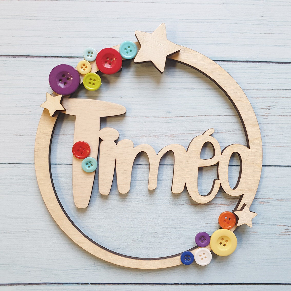 Décoration Murale Personnalisée avec Prénom Bois et Boutons