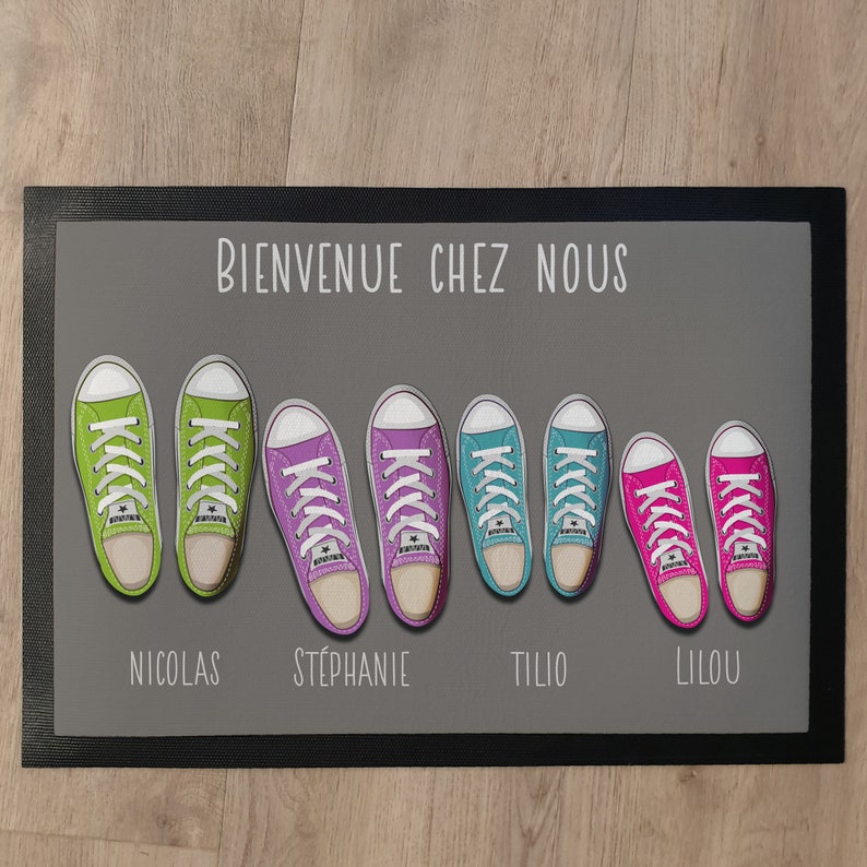 Tapis de porte personnalisé famille avec chaussures image 1