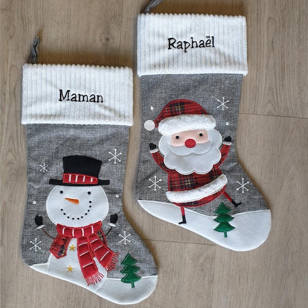 Grande chaussette de Noël personnalisée, brodée avec un prénom. Couleur gris/blanc. Motif au choix père noël ou bonhomme de neige