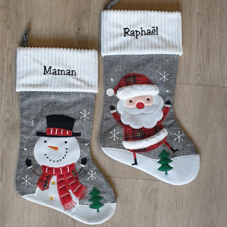 Grande chaussette de Noël personnalisée, brodée avec un prénom. Couleur gris/blanc. Motif au choix père noël ou bonhomme de neige image 1