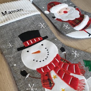 Grande chaussette de Noël personnalisée, brodée avec un prénom. Couleur gris/blanc. Motif au choix père noël ou bonhomme de neige image 3